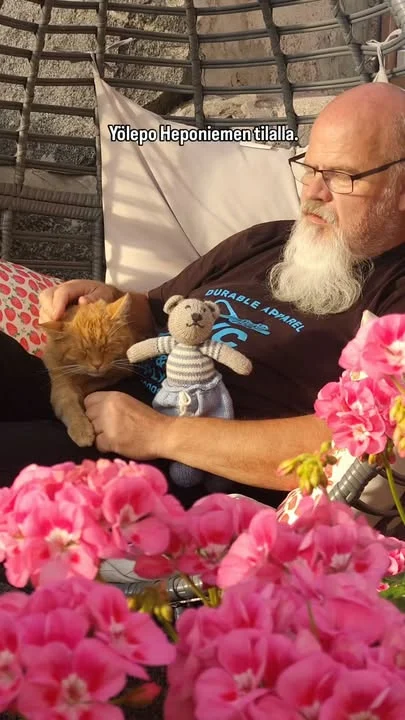 Kauas on tultu ja puutarhuria sekä maskotteja alkaa väsyttää. Heponiemen tila on ollut täydellinen lepopaikka meille vakkasuomalaisille kaukomatkalaisille Joensuun ja Jyväskylän välimaastossa Jäppilässä (Pieksämäellä).#heponiementila #pionienkoti