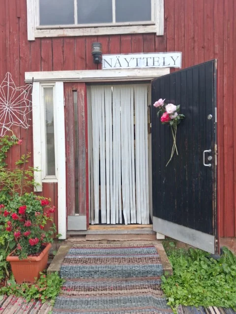 Pioninäyttelyn ovi sulkeutui taas tältä kesältä. Kiitos kaikille vierailijoille! Luulenpa, että muutama uusi ihminen jälleen rakastui pioneihin! Hellepäivänä astut sisään viileään ja huumaavalta tuoksuvaan kauneuteen...Kuvassa voittaja Old Faithfull, 14 päivää vaasissa ja vielä näyttää näin komealta (näyttelyssä oli 16 astetta lämmintä ja yöllä pimeää).
Pionikori pääsee taas palvelemaan ihan tavallisena kauppakorina.
Pionitaulu pääsee takaisin olohuoneen seinälle.